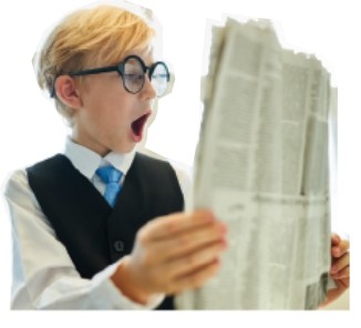 Enfant qui lit le journal